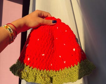 Cappello a secchiello all'uncinetto con fragole