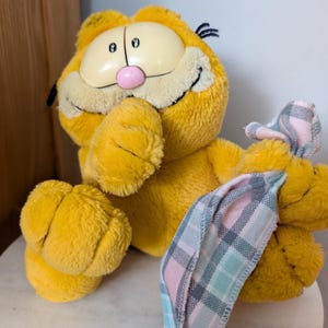 Vintage Garfield the cat 1978,1981 with a handkerchief | Cuddle Garfield and Company | Garfield the cat originally made by Jim Davis