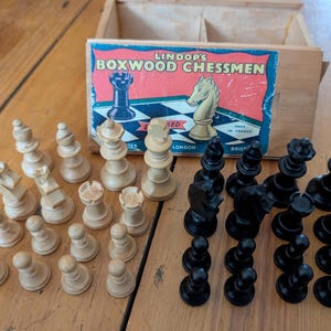 Vintage Lindop&#39;s Boxwood Chessmen. Ebonised. Made in France.