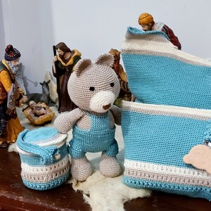 Canastilla bebé a crochet. Bolso multiuso, neceser, osito amigurumi, portachulete y cadena para chupe a juego