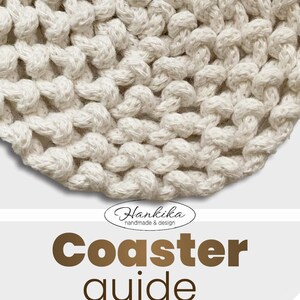 Puede incluir: Primer plano de un posavasos de color crema tejido a mano con un dise&ntilde;o anudado texturizado. El posavasos forma parte de una "Gu&iacute;a de posavasos" con instrucciones paso a paso, como indica el texto de la imagen. La gu&iacute;a es un PDF.