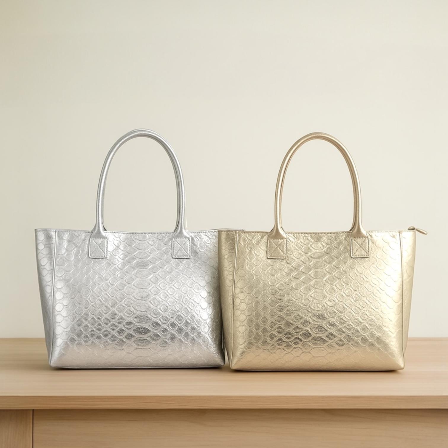 Shopper mit Schlangenmuster, Gold und Silber, Schultertasche - Main Image