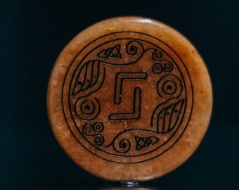 Talisman runique en aventurine rouge - JERA : symbole du temps et de l'harmonie.