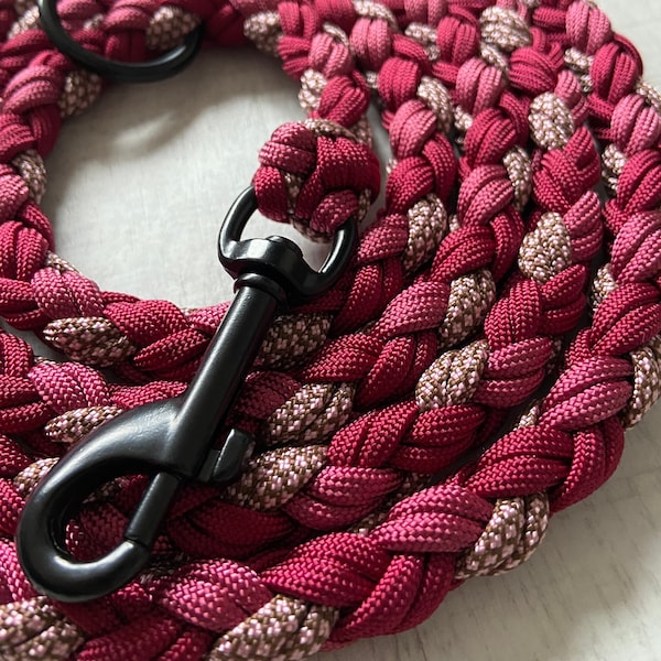 Round dog leash made of paracord, can be designed as desired