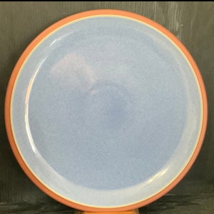 Puede incluir: Un plato de cerámica azul claro con un borde de terracota.