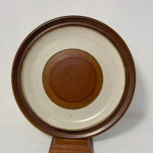 Platos llanos rojos de torno de alfarero de Denby