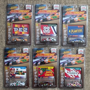 Peut inclure: Six voitures de course miniatures Johnny Lightning Racing Dreams dans leur emballage d'origine. Chaque emballage présente un sponsor différent, notamment PEZ, Armed Forces, Planters, Super Mario 64, Lucky Charms et TGI Fridays.