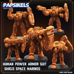 Op de afbeelding: Meerdere oranje-bruine Human Power Armor Suit Shield Space Marines miniaturen. Elke figuur poseert met een wapen en schild. De tekst "Papsikels" staat bovenaan en "Human Power Armor Suit Shield Space Marines" onderaan.