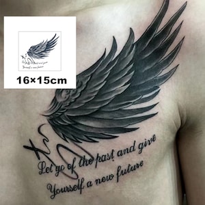 Puede incluir: Tatuaje temporal en blanco y negro de un ala con el texto "Let go of the past and give yourself a new future". El tatuaje mide 16 cm por 15 cm.