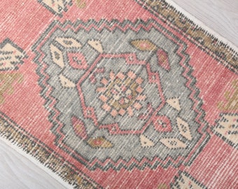 Kleiner Vintage Oushak Teppich 70x30: Türkische Türmatte