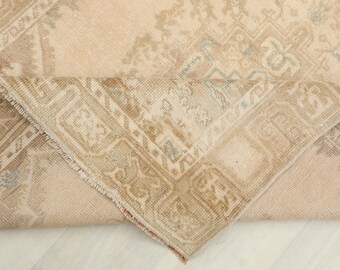 Tappeto passatoia turco vintage 4 x 11 piedi, tappeto Oushak beige neutro, tappeto anatolico di metà secolo 4422, decorazione per pavimento in stile boho per corridoio, ingresso e cucina.