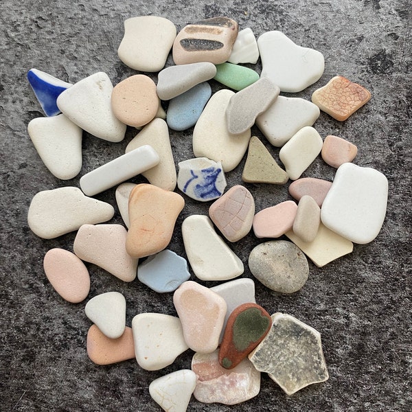 Sea pottery, 80 grams of assorted pieces, in a white organza bag.