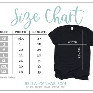 Pode incluir: Uma camiseta preta unissex de manga curta com uma tabela de tamanhos. A tabela mostra os tamanhos XS a 3XL com as medidas de largura e comprimento correspondentes em polegadas. A camiseta &eacute; rotulada como BELLA+CANVAS 3001.