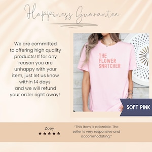 Pode incluir: Uma t-shirt rosa claro com o texto "THE FLOWER SNATCHER" em rosa mais claro. A t-shirt &eacute; exibida numa pessoa. A imagem tamb&eacute;m inclui texto sobre uma garantia de felicidade e uma avalia&ccedil;&atilde;o do cliente.