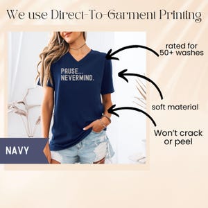 K&ouml;nnte beinhalten: Marineblaues V-Ausschnitt-T-Shirt mit dem Text "PAUSE... NEVERMIND." Das Bild hebt die Eigenschaften des Shirts hervor: weiches Material, f&uuml;r &uuml;ber 50 W&auml;schen geeignet und rei&szlig;t oder bl&auml;ttert nicht ab. Direct-To-Garment-Druck.