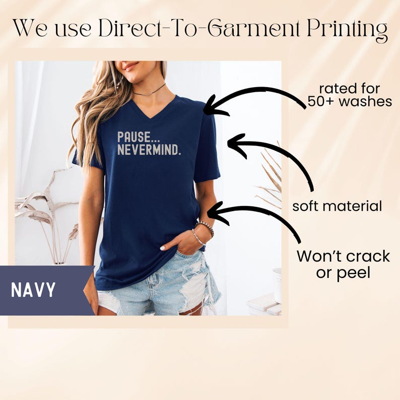K&ouml;nnte beinhalten: Marineblaues V-Ausschnitt-T-Shirt mit dem Text "PAUSE... NEVERMIND." Das Bild hebt die Eigenschaften des Shirts hervor: weiches Material, f&uuml;r &uuml;ber 50 W&auml;schen geeignet und rei&szlig;t oder bl&auml;ttert nicht ab. Direct-To-Garment-Druck.