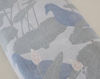 Grand drap plat vintage 240 x 260 dans les tons pastels bleu, rose, blanc vert et gris, motif oiseaux, fleurs et végétaux