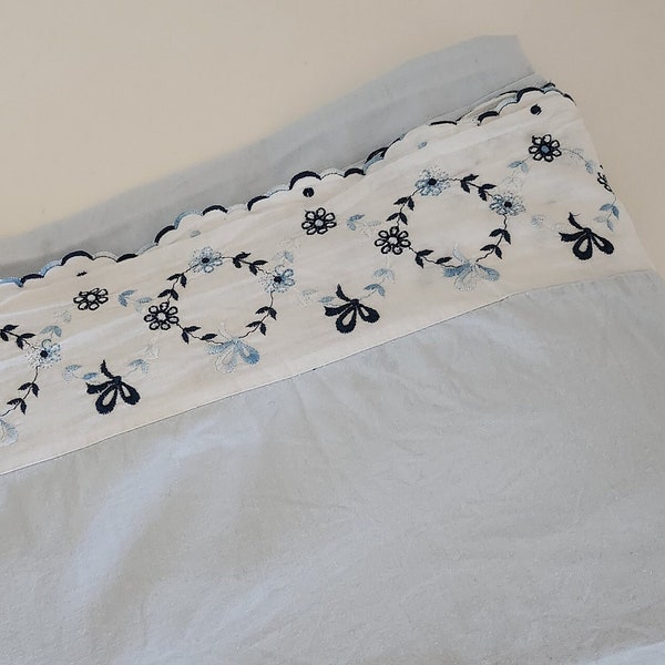 Drap plat vintage pour lit enfant / bébé bleu clair, broderies marine et bleu ciel 110 X 170 cm