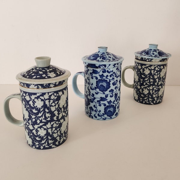 Trio de tisanières asiatiques avec filtres et couvercles décor fleuri dans les tons bleus et gris