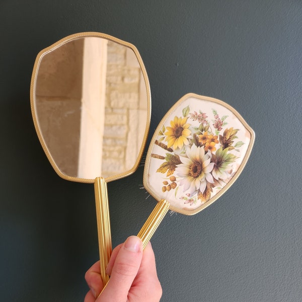 Ensemble de commode vintage - miroir à main et brosse à cheveux dorés fleuris jaune, marron et vert - Made in England (années 1940 / 1950)