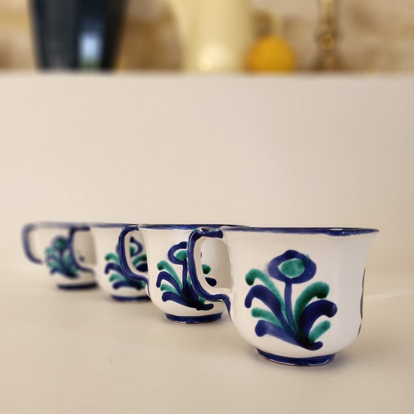 4 tasses en poterie émaillée artisanale décor fleuri dans les tons bleu et vert