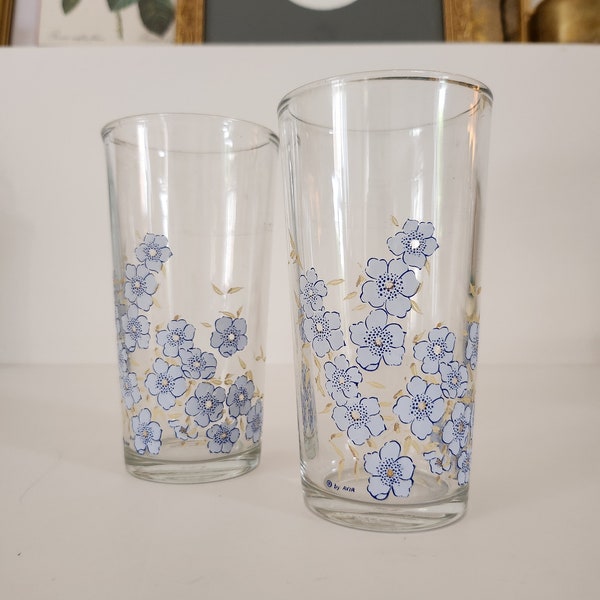 AVIR Duo de verres à jus ou à eau décorés de fleurs bleues et feuillage beige légèrement doré.