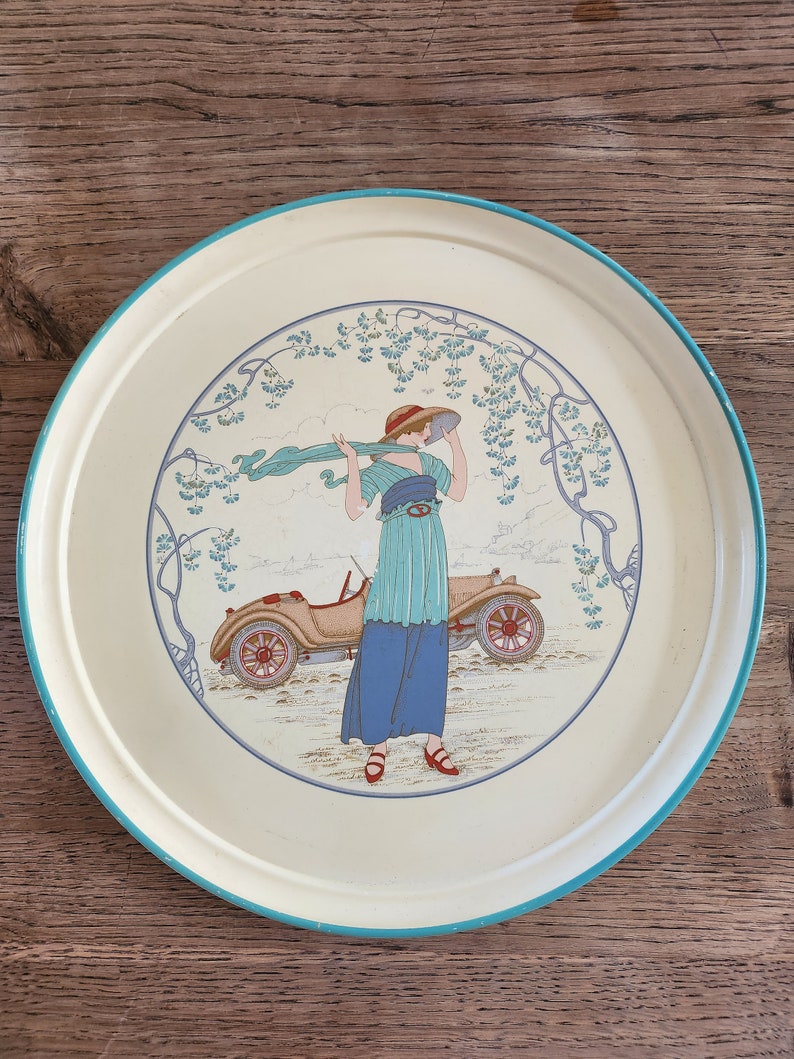 Plateau rond vintage décor femme au chapeau et sa voiture, années 1920 en plastique épais image 8