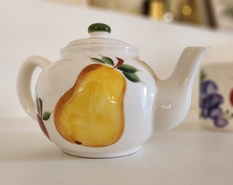 Duo Théière et mug en céramique artisanale peinte à la main décor fruits (raisin pomme poire)
