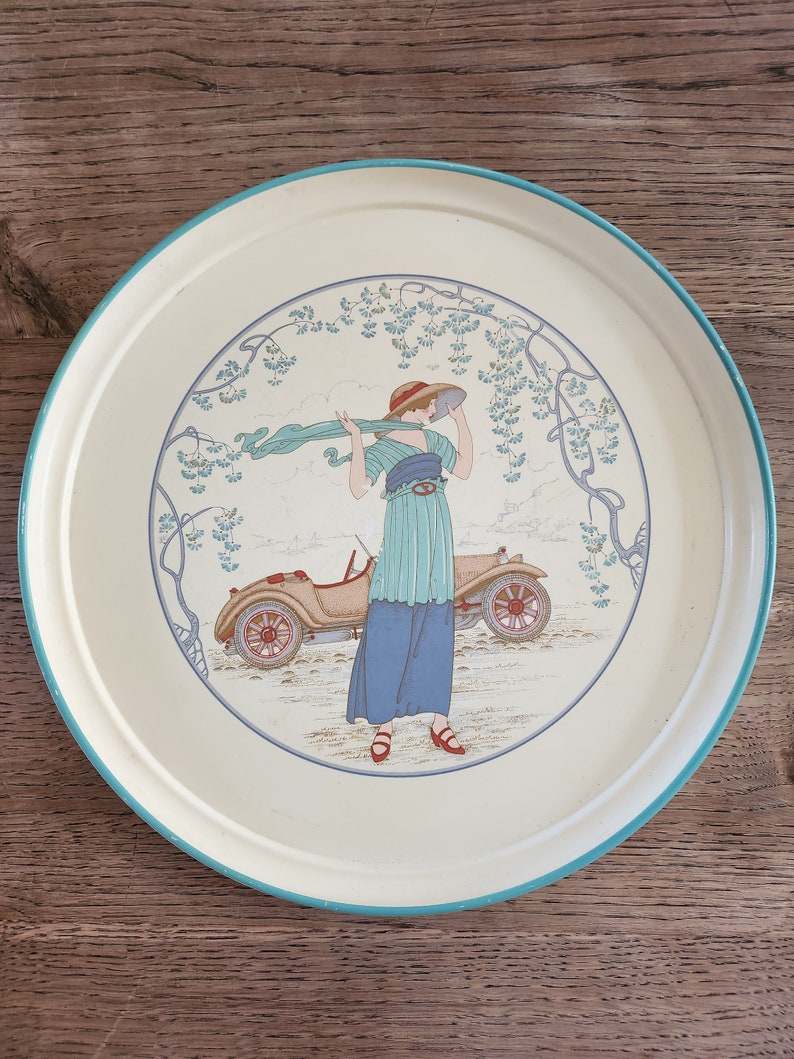 Plateau rond vintage décor femme au chapeau et sa voiture, années 1920 en plastique épais image 2