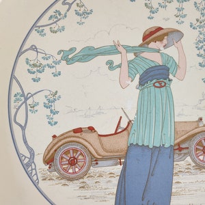 Plateau rond vintage décor femme au chapeau et sa voiture, années 1920 en plastique épais image 6