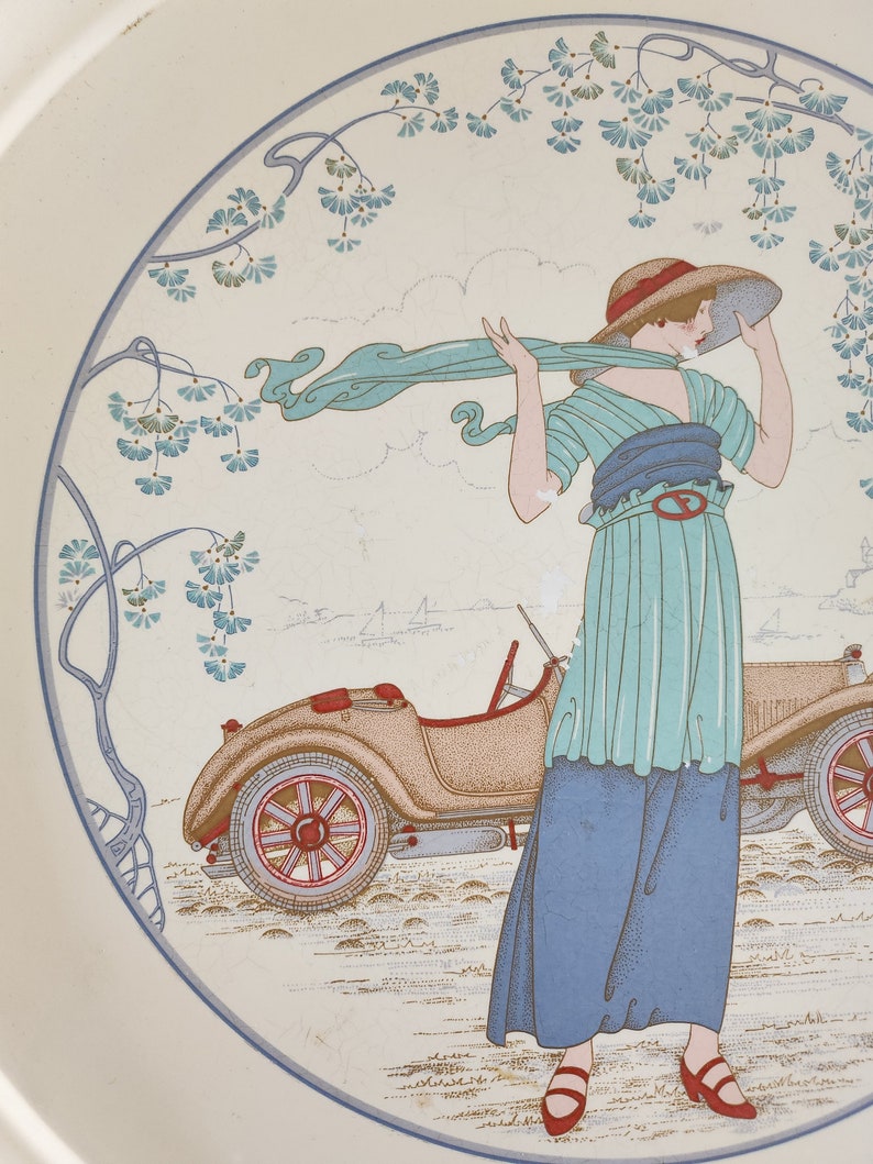 Plateau rond vintage décor femme au chapeau et sa voiture, années 1920 en plastique épais image 6