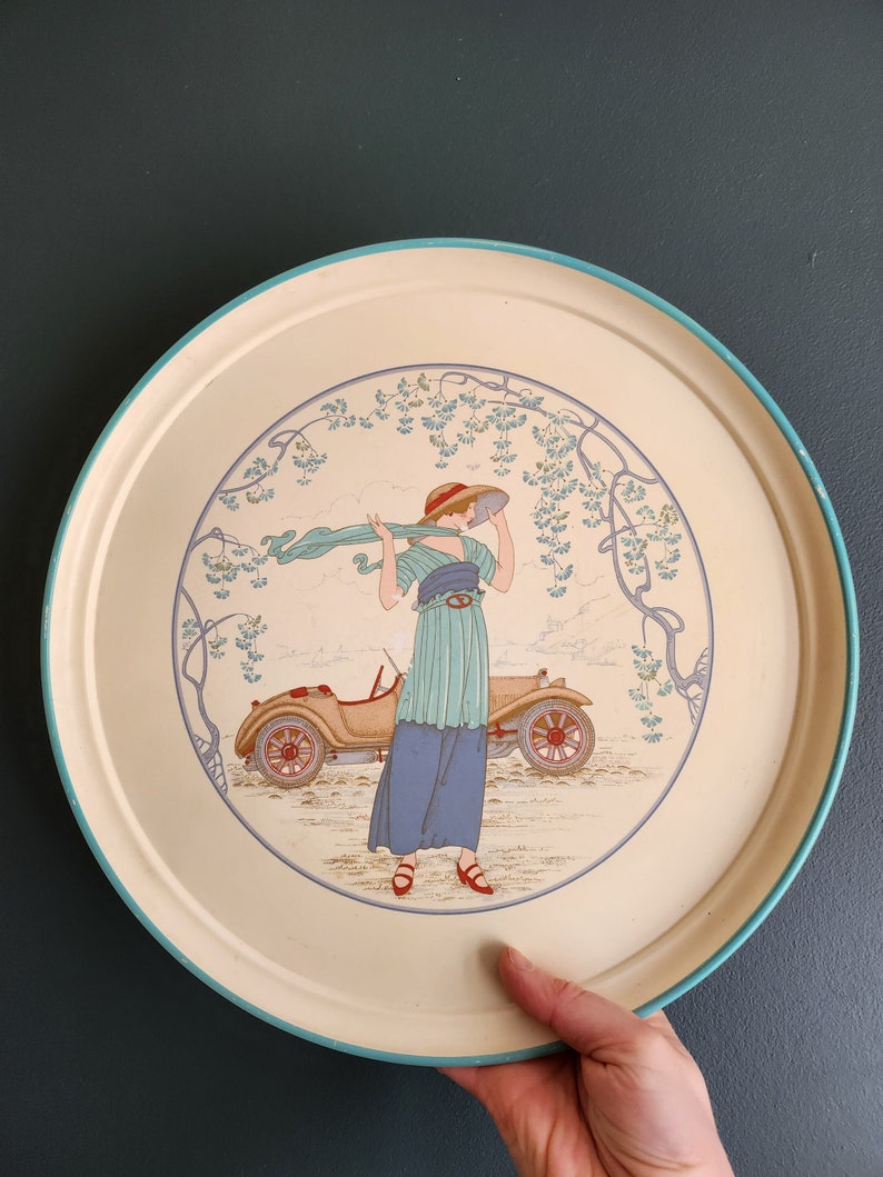 Plateau rond vintage décor femme au chapeau et sa voiture, années 1920 en plastique épais image 1