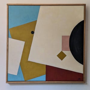 Può includere: Un dipinto quadrato in una cornice di legno con forme geometriche in blu, giallo senape, crema, nero, rosa e rosso scuro. La composizione include rettangoli sovrapposti, un grande semicerchio nero e una piccola forma a rombo su sfondo crema.