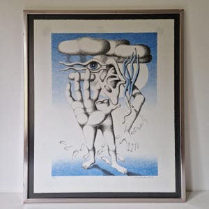 Peut inclure: Impression d'art abstrait dans un cadre argenté. L'œuvre présente une composition surréaliste avec un grand œil, des formes de nuages et des figures humaines. La palette de couleurs comprend le bleu, le blanc et le noir, créant une atmosphère onirique. Signé et daté 1973.