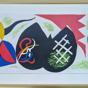 Puede incluir: Impresión de arte abstracto con formas negras, rojas, amarillas, azules y verdes. La impresión está firmada "Miró-52" en la esquina inferior derecha.