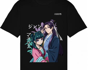 Puede incluir: Camiseta negra con un estampado gráfico de dos personajes de anime. Los personajes son un hombre con el pelo largo morado y una mujer con el pelo verde. El texto "Animewear" está impreso en blanco en la esquina superior derecha de la camiseta. El texto "シンマン" y "マネマネ" está impreso en blanco en el lado izquierdo de la camiseta.