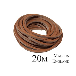 Puede incluir: Un rollo de cordón de cuero marrón de 20 metros. Hecho en Inglaterra.