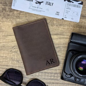 Echtleder Passhülle, Personalisiert, Passport Cover, Echtleder, Reisebrieftasche, Urlaub, anpassbare Hülle in Vintage Brown