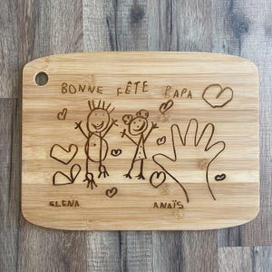Planche à découper personnalisée avec un dessin d'enfant