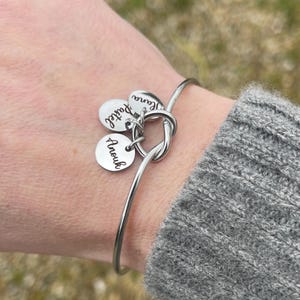 Personalized bangle bracelet with knot and medals - women&#39;s jewelry in stainless steel, 3 colors