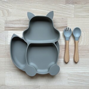 Personalized baby child's plate cutlery in wood and silicone in the shape of a fox or squirrel ideal child's gift birth gift Gris