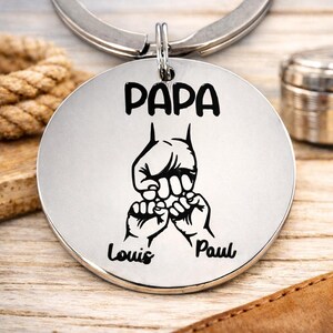 Personalisierter Papa-Schlüsselanhänger – Edelstahl-Faust an Faust mit Kindernamen, Vatertagsgeschenk
