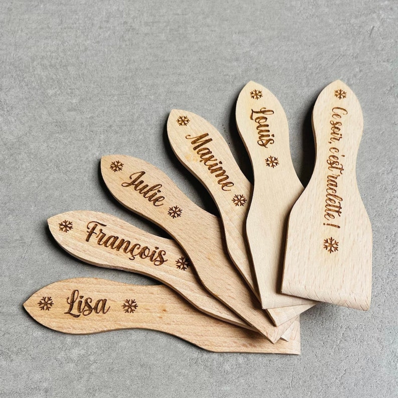 Personalized raclette spatula in beech wood image 1