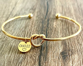 Bridesmaid or wedding witness bracelet with personalized inscription, medal bangle, ideal jewelry gift idea for a wedding