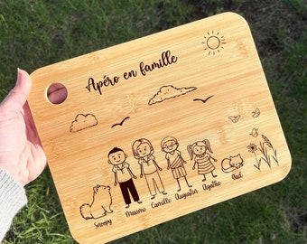 Planche à découper famille avec décor printemps en bambou, planche apéro gravée