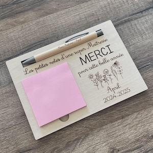 Regalo de fin de curso para profesores: Portanotas de madera personalizado con bolígrafo grabado | Idea de regalo original y práctica