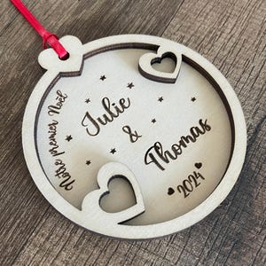 Boule de Noël couple personnalisée en bois et en relief, premier noël