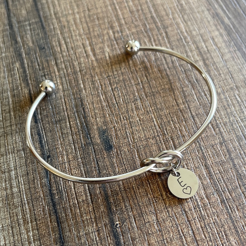 Bracelet demoiselle d'honneur ou témoin de mariage avec inscription personnalisée, jonc médailles, idéal idée cadeau bijou pour un mariage Argent