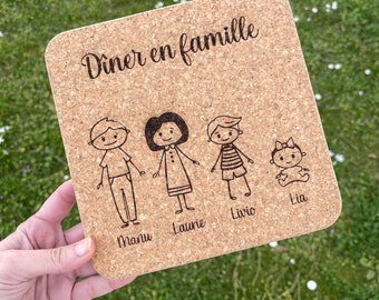 Dessous de Plat en Liège Personnalisable - Choisissez la Composition de Votre Famille pour une Touche Personnelle