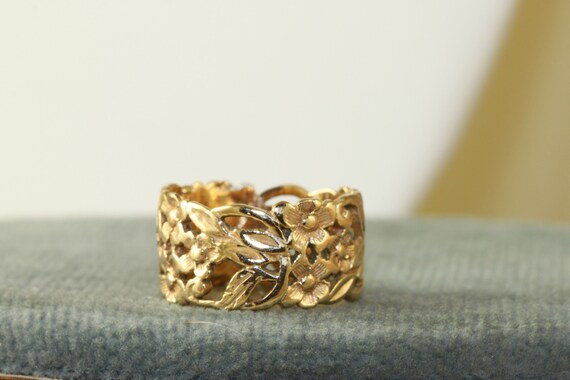 14K Detailed Open Work Daisy Band - image 2